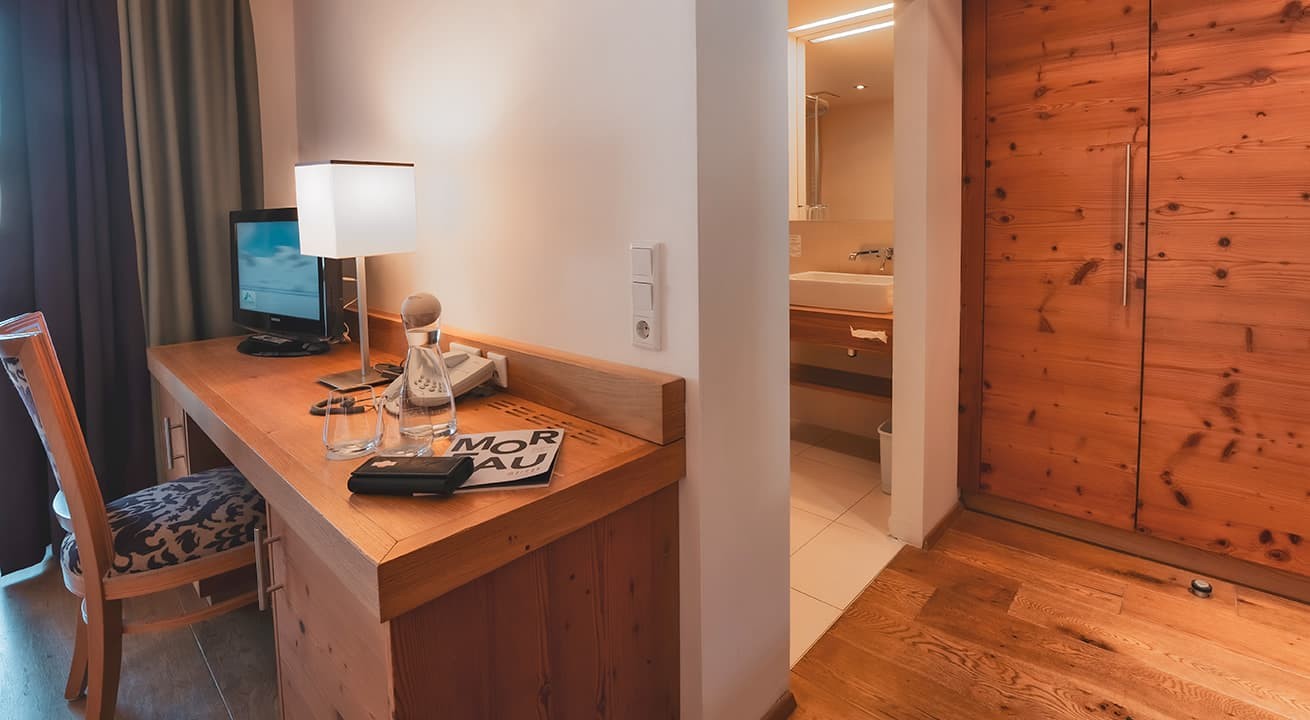 Schreibtisch im Doppelzimmer F&ouml;rsterin