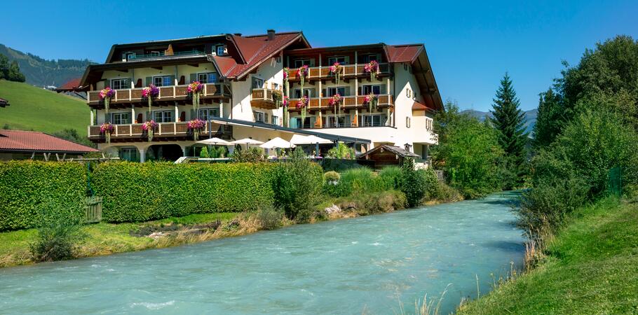 hotel by the river in the mountains | © Oczlon