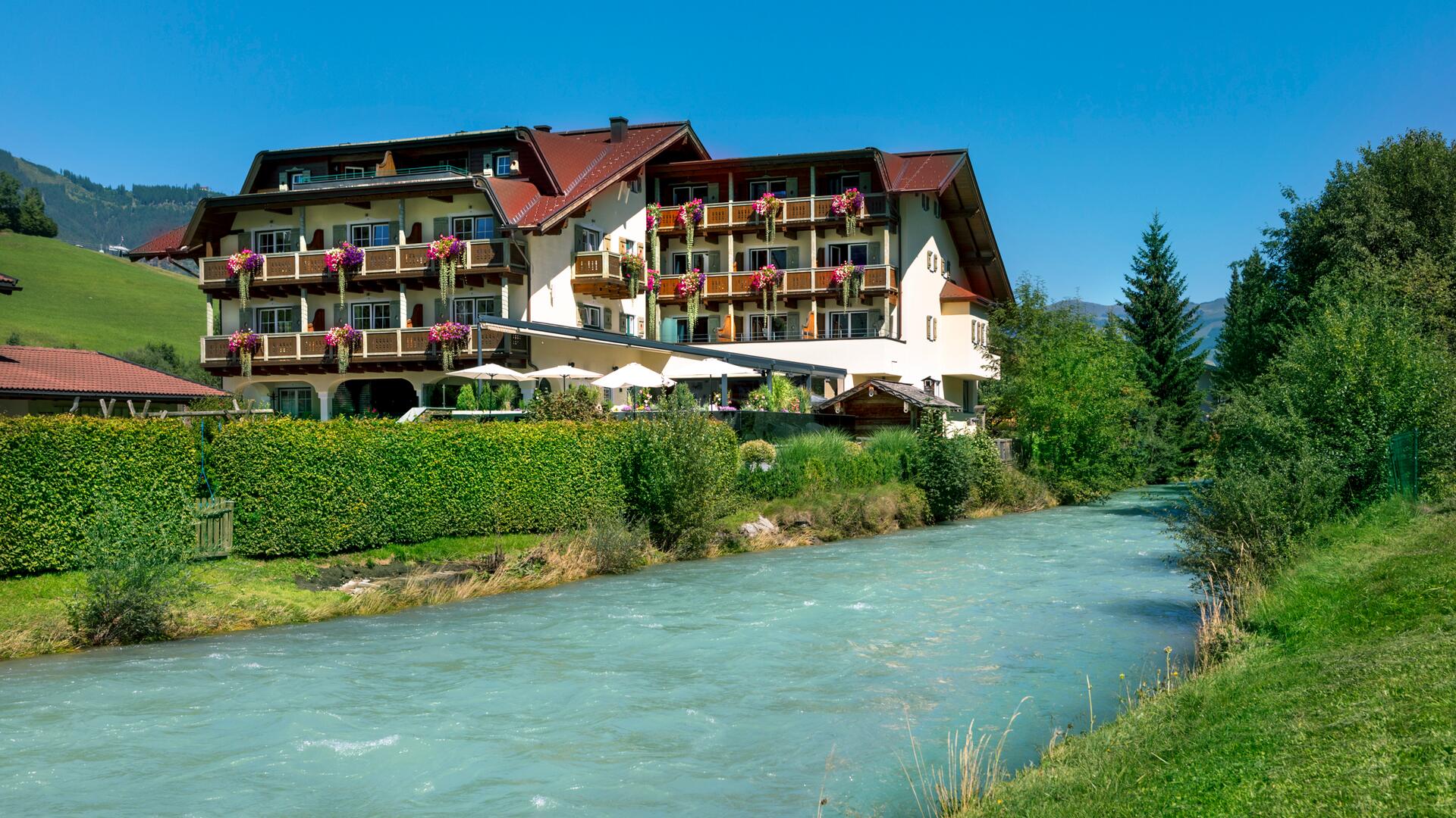 Hotel am Fluss in den Bergen | © Oczlon