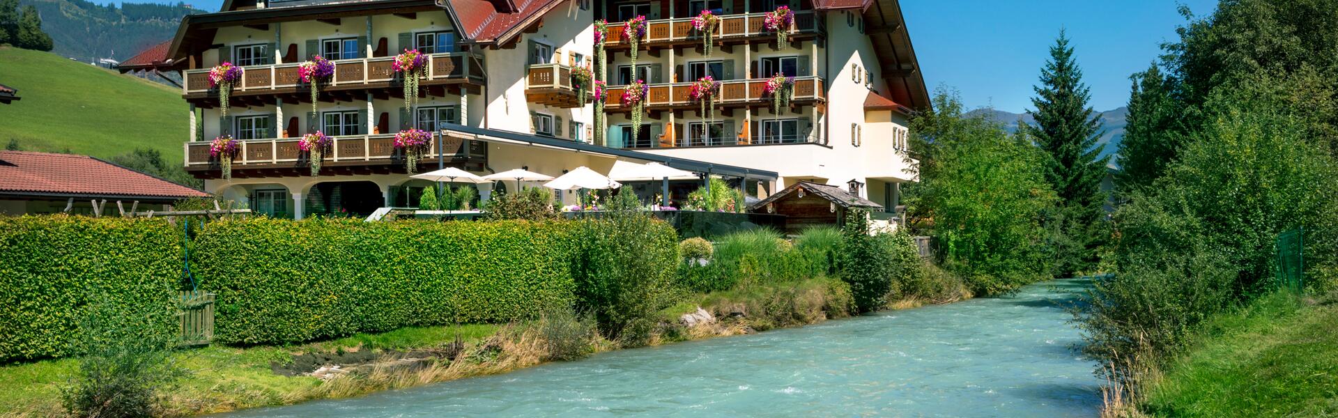 hotel by the river in the mountains | © Oczlon