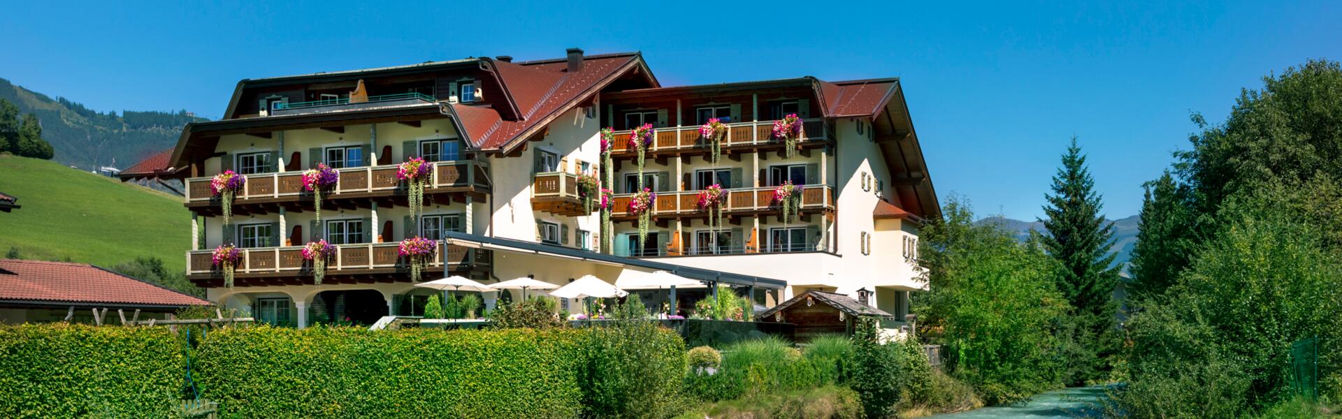 Hotel am Fluss in den Bergen | © Oczlon