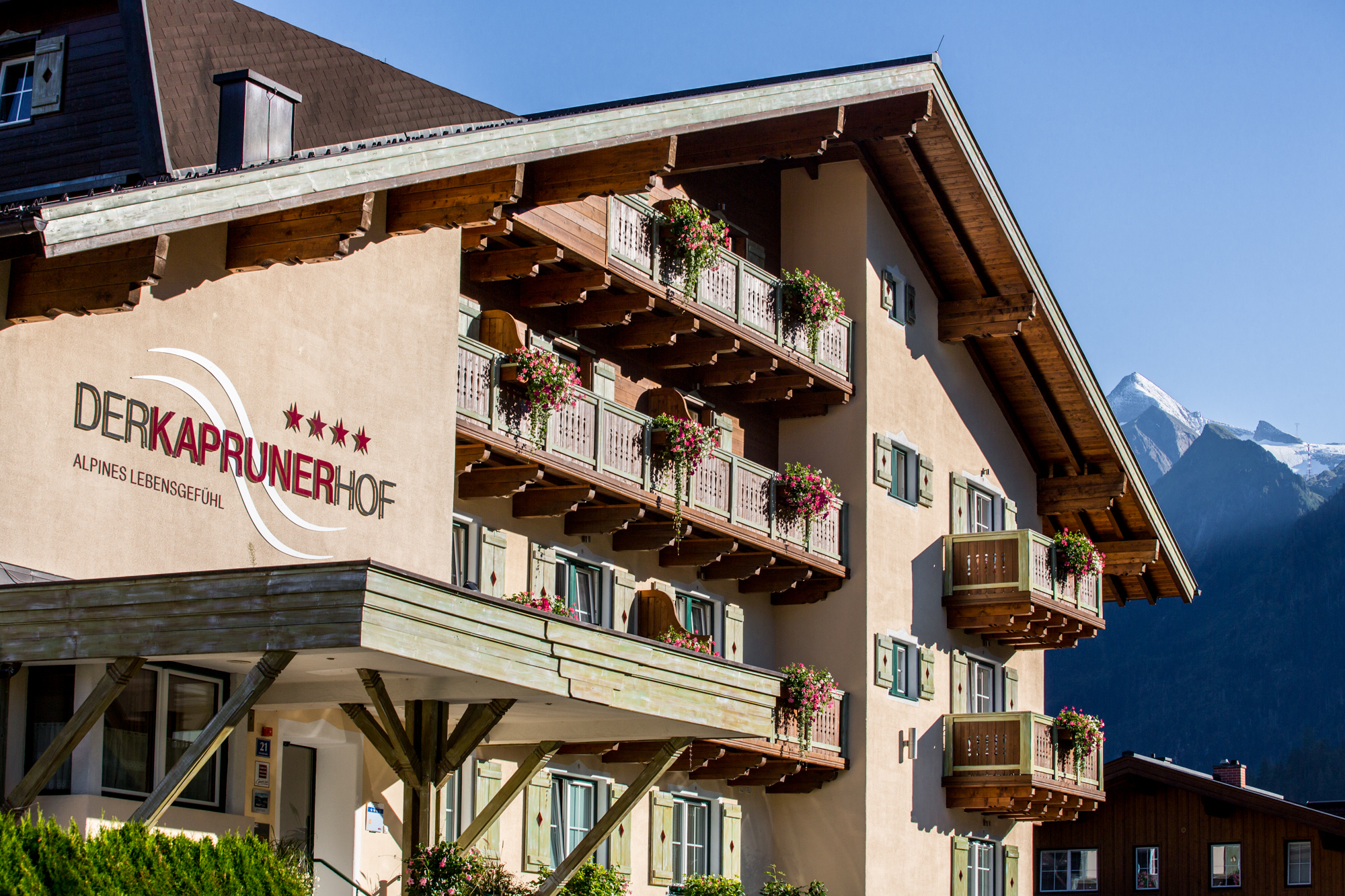 Wer alle Wanderrouten und alles Wissenswerte kennenlernen mchte, ntzt das Die Mnner von Kaprun errichteten in den 50iger Jahren das grte Kaprun - Ausflugsziele - Hotel St. Georg