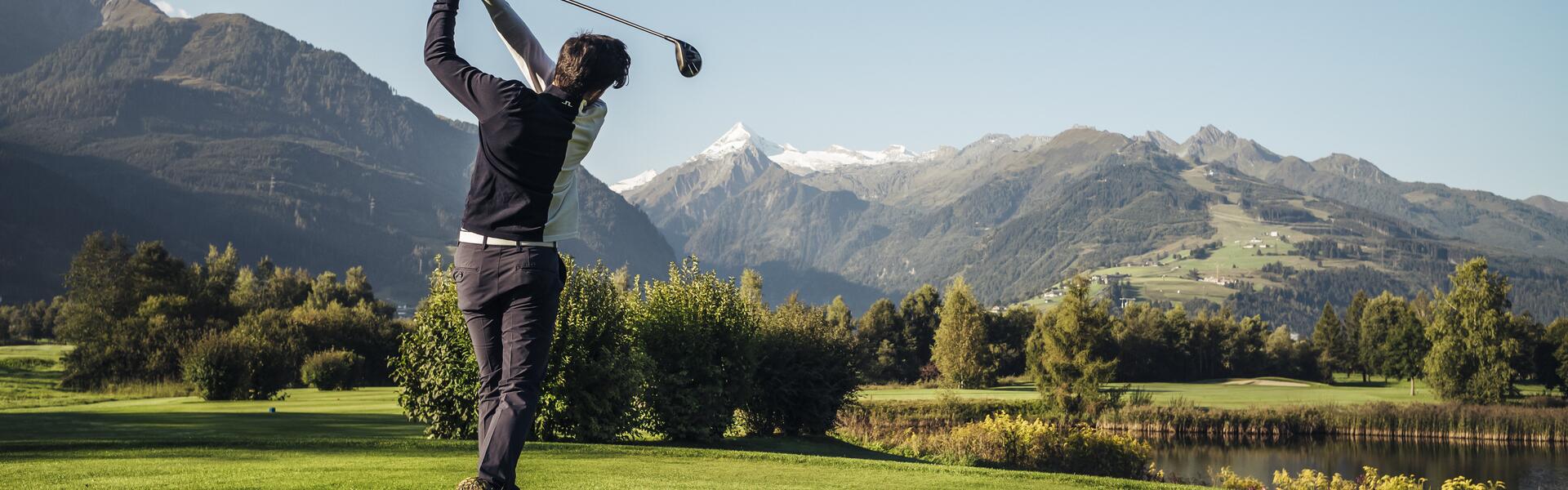 Golf mit Kitzsteinhorn im Hintergrund | © Zell am See Kaprun Tourismus