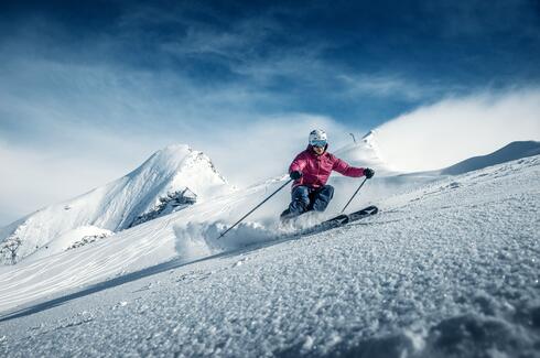 skiing in powder snow