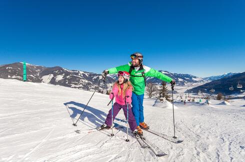 Vater und Tochter beim Skifahren