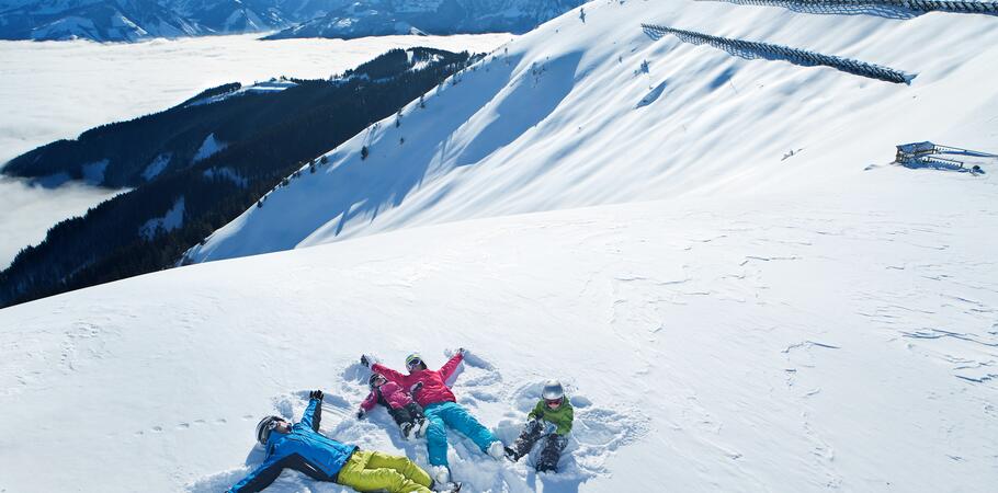 Familie im Skiurlaub Schmitten