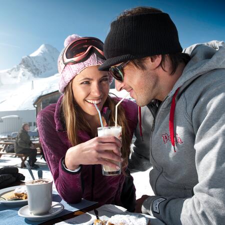 paar im skiurlaub kaprun