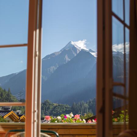 blick aufs kitzsteinhorn vom hotelzimmer