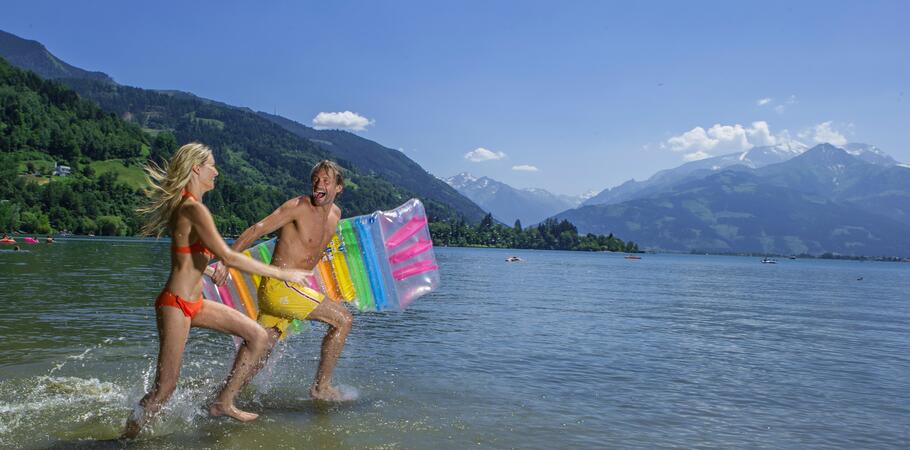 sommerurlaub schwimmen am see