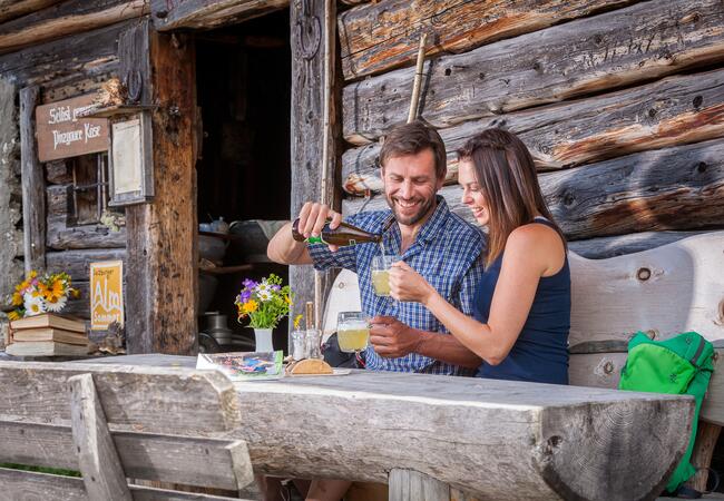 paar hütte wanderurlaub