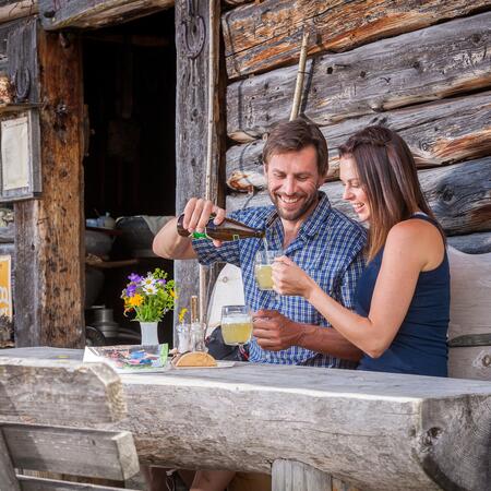 paar hütte wanderurlaub