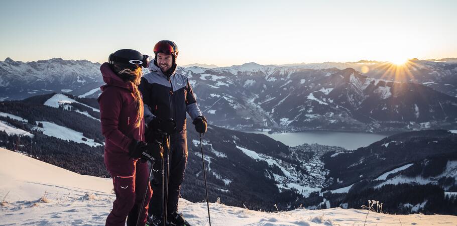 Paar bei Sonnenaufgang auf der Piste | © Zell am See Kaprun Tourismus