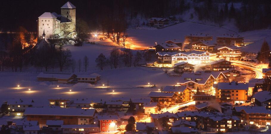 Kaprun bei Nacht im Winter