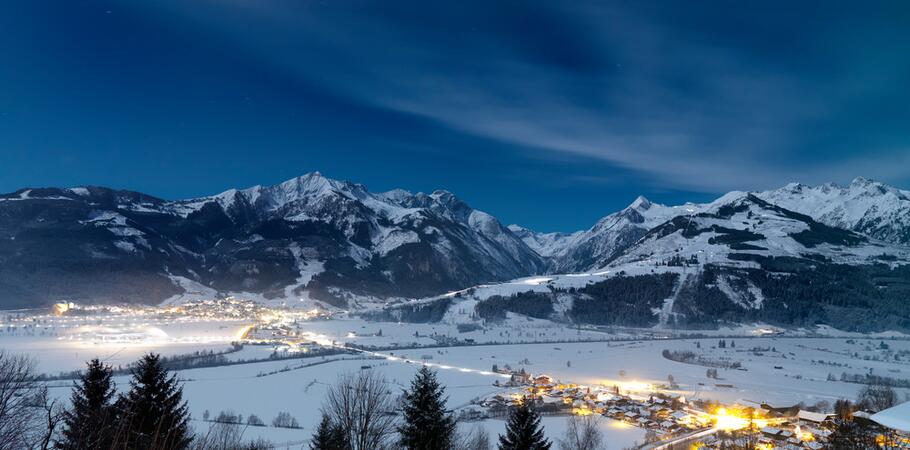 Kaprun Ort bei Nacht im Winter