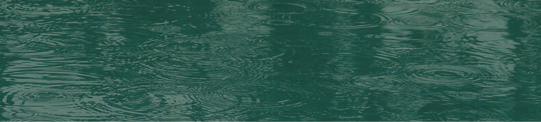 Wasser der Kapruner Ache neben dem Hotel Kaprunerhof